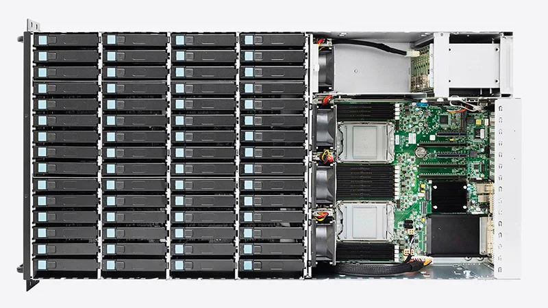 Сервер оснащен 60 дисковыми накопителями во внутренней корзине с верхней загрузкой