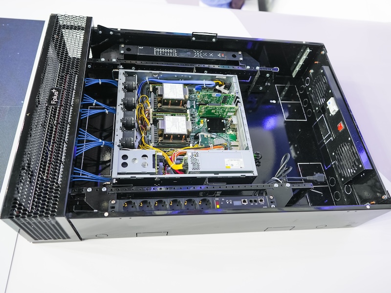 Сервер Fplus Telco в сверхплоском шкафу Fplus серии «Сармат»